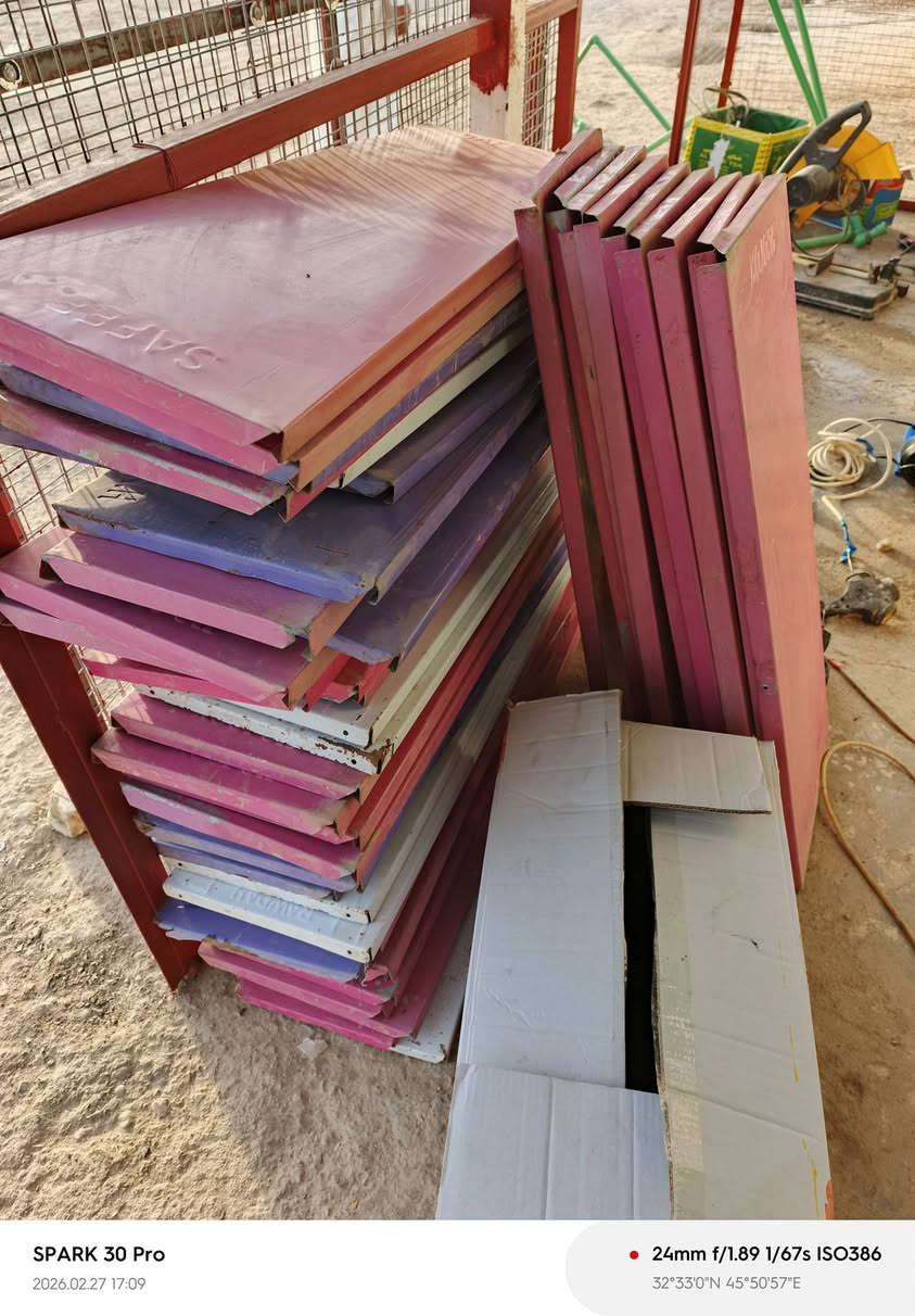 رفوف حديد للبيع عدد 59
و ميز جام عدد 2
العنوان حي الحكيم 
رقم الهاتف ***********
