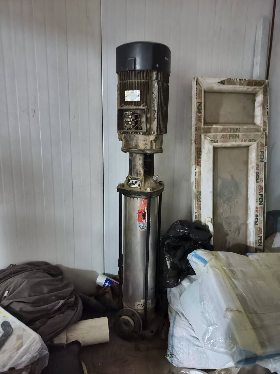 عندي  مضخه  عاموديه ١٠ حصان  تشغلك ٤  صوندات وماطور كمبريسر عشره  حصان   للبيع
***********
