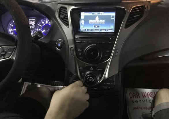 سلام عليكم 
ازيرا 2013 وارد امريكي محدث بجم 2016 سنوية وهزة 2025/8/32 جديدة والرقم الجديد 
فول مواصفات للأخير ماشية 126 mil كير محرك اني اكفلكياهن شكد متريد 
تبريد تدفئة مقاعد امامي خلفي 
بنوراما 
مكينة v6 3300 gdi 
سستم صوت انفنتي 
بردة وية ال R تصعد وتنزل بلادي 
حساس خلفي بلادي + كاميرا شاشة بلادية 
عدسات led + كشافات دعامية led محدث بالكامل 16
ميموري خزن مقاعد 
باقي المواصفات لا حاجة للذكر لان الازيرا مواصفاتها هواي البقيات معروفة 
حادث السيارة بالعراق جامغ واقل نص الباب 
حادث امريكا باب الصدر فقط 
والبنيد جارد ومصبوغ يعني 4 قطع 
السعر 112 ورقة وبي مجال 
هذا رقمي للأسفسار *********** 
والي عندة مراوس بسيارة اقتصادية سني ما سني اراوس اذا نضيف
