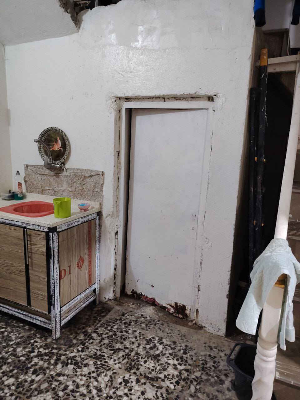 سلام عليكم بيت للبيع تجاوز صب مسلح الصطح والبيتونه شتايكر  مساحه100متر النزال20الواجه5 يحتوي عله تواليت خارجيه واستقبال معزوله ممر ومطبخ وحمام وغرفه جوه وترك وغرفه فوك ومساحت درج الستفار اكثر تصل عله رقم ***********
العنوان الامين ثانيه سده يم الحسينيه بصف سكلت سيد ضياء
