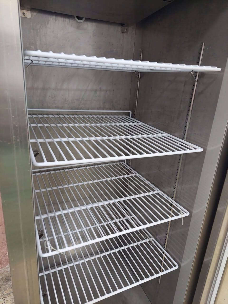 السلام عليكم اخواني
فريز للبيع جديد لوك استخدامه كم مره واضح نظافتع بالصور حتى لايلون عليه ضخم واسع للخزن 

للاستفسار *********** 
عنوان ناصريه مركز
