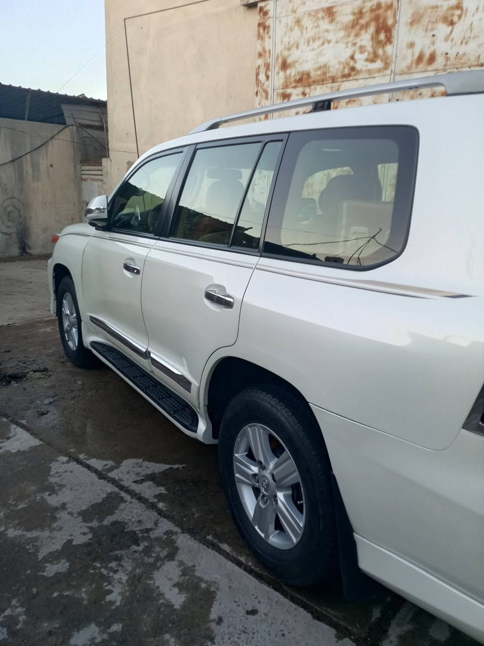 لاندكروز للبيع موديل 12 رقم بغداد انكليزي السياره بسمي تحويل ثاني يوم فول مواصفات  كير محرك صدر مكفولات تبريد ثلج تخم تأير  سياره جاهزة متصرف عليه أي شي العنوان بغداد رقم الهاتف *********** السعر المطلوب 3 شدات وثلاثين ورقه وبيه مجال
