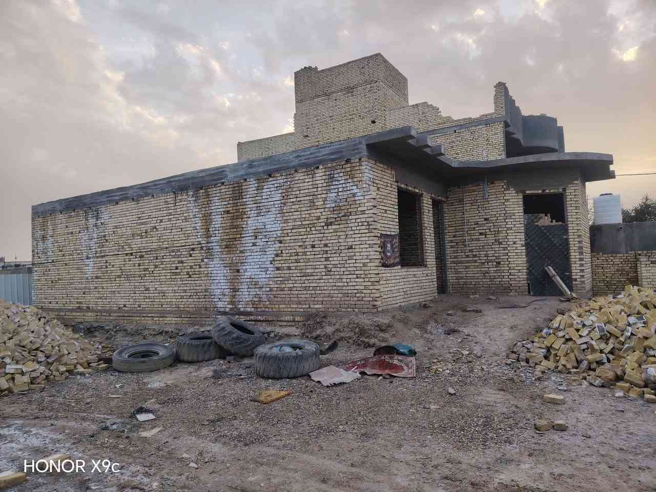 السلام عليكم بيت هيكل للبيع الهيكل غرفتين العرض اربعه والطول خمسه الغرف وصاله العرض اربعه والطول 10 والديوانيه الطول تسعه  والعرض اربعه صحيات وبصفه قطعه مساحتها 400 والبيت مساحته 250 الشارع العرض  العرض مالته 14 متر ما متواجد على الفيس هذا رقمي واني حاضر المكان ناصريه مركز قرب مدرسه الاماميه العلسريع تنزيل شويه ***********
