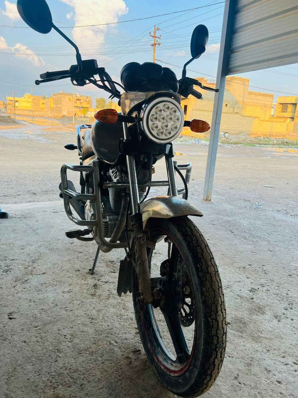 السلام عليكم دراجه للبيع
النوع MZ ✅
الموديل 2019
فئة المحرك 200 cc💨
الوان مثل ماهو واضح كدامك اسمنتي 
دراجه نضيفه بمعنه الكلمه 
السعر خاص او انتصل عل رقم 
***********
