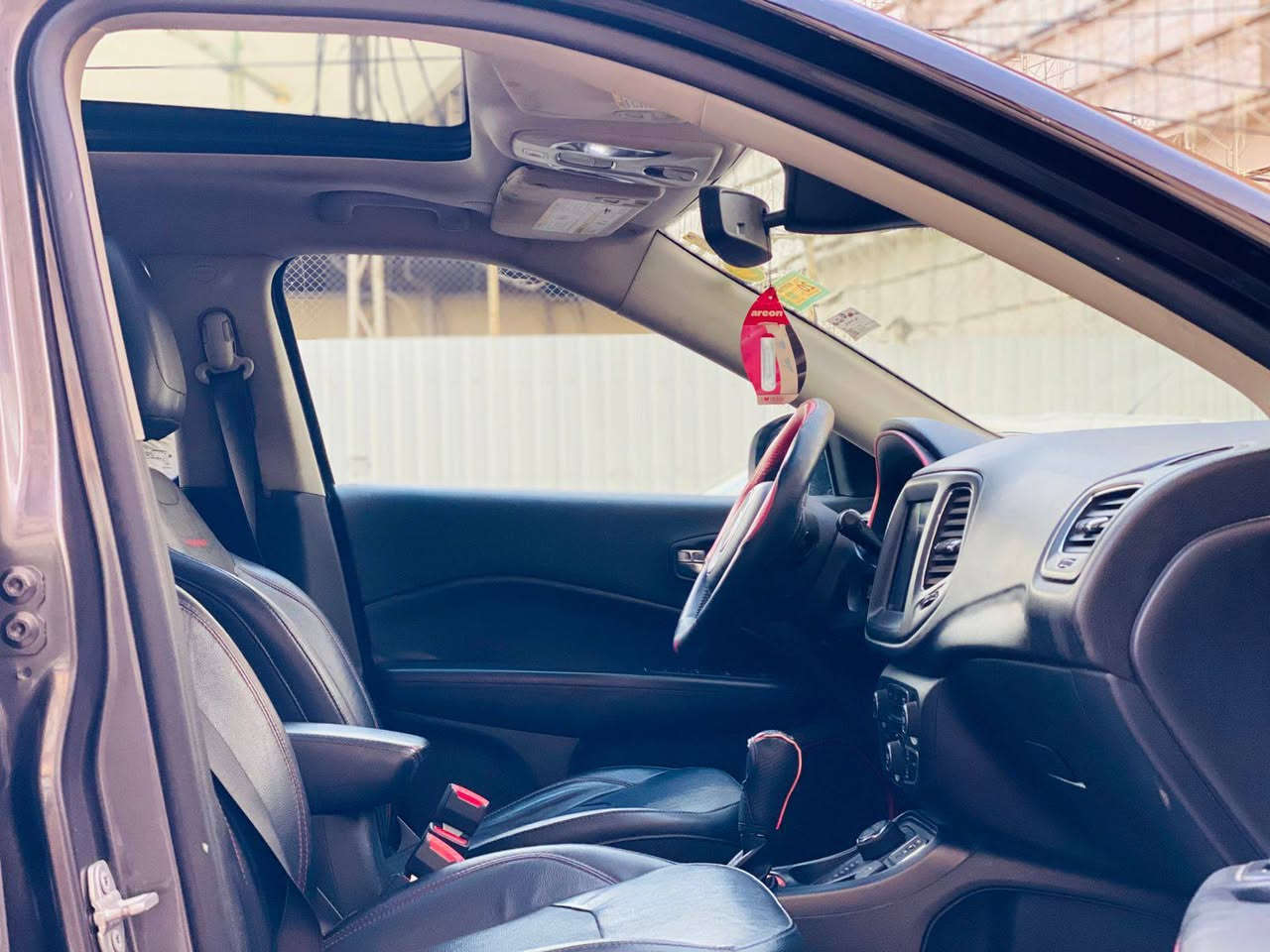 ‏جيب كومباس فئة تريل هوك موديل  2020  السياره تو كلر لونين السعر 126 قابل للتفاوض 
للأستفسار ***********
‏حادثها بنيد وشويه من الجاملغ والباقي مكفوله  مواصفات بنورامه  بصمه تشغيل + بصمة ابواب 
تشغيل عن بعد  كشنات امامي ثنين كهربائي جلد اسود بالكامل 
‏تدفئه + تبريد بالكشنات
‏شاشه كبيره تاب + gps
‏شاشة دجيتال اليكتروني 
‏تبريد قطعتين امامي خلفي
‏هند بريك بصمه فور ويل 
‏ كشن السائق واللي بصفه كهرباء محرك 2400 محرك وكير مكفولات 
حساسات كامره خلفيه
‏اشاير بالمري 
‏ويل كب كروم رقم بغداد     
‏سياره جاهزه حداديه تخم تاير وباقي المواصفات المعروفه
 مكان السياره كربلاء كربلاء, العراق
