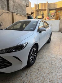 بيوايدي موديل ٢٠٢٥سياره عل وضعيت شركه اخت زيرو داخل ابيض ملكي ويل كروم...