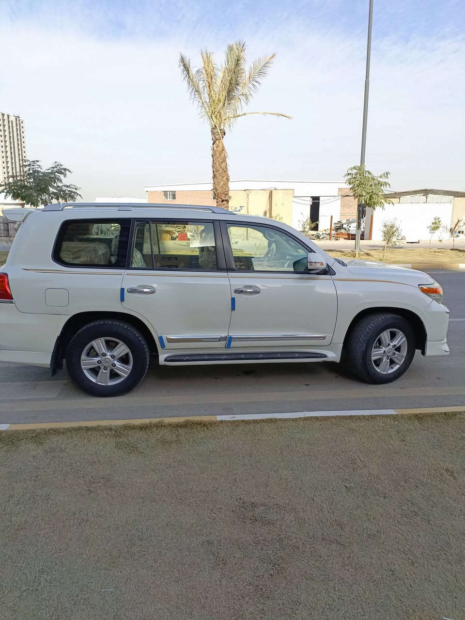 للبيع جكساره موديل 15ماشيه 109الف فطيم بدون حادث بدون صبغ فقط قليل بلدعاميه سياره جديده رقم بغداد بأسمي  سياره جانيها أكثر من 3سنوات  للاتصال *********** السعر  440،.،،$. عنواني بغداد السونار موجود ويه الصور . سياره جديده ماتصرف عليها ولا فلس ،ومواصفاته معروفة.
