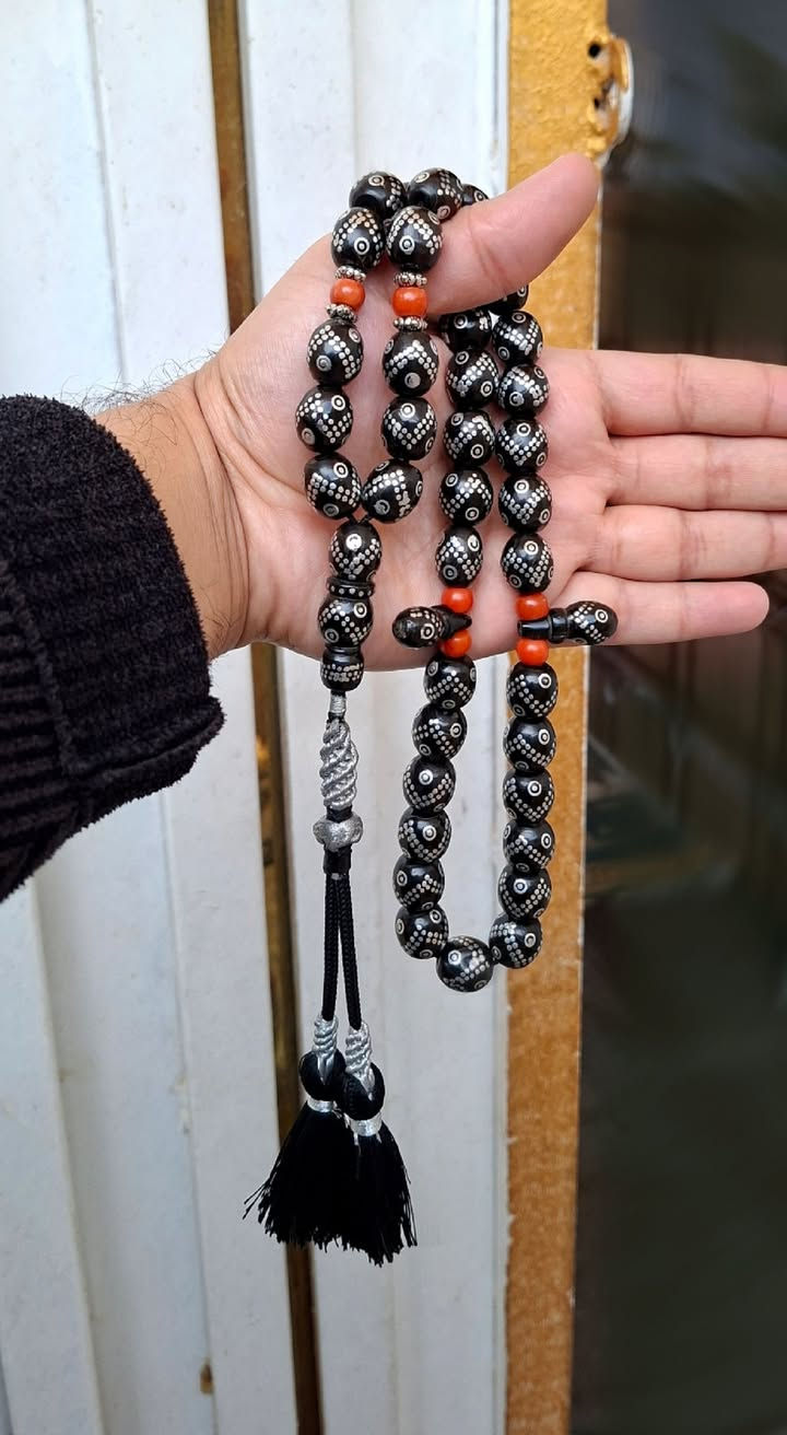 الله… 🤲🌹
يسر حجازي مكاوي قديم انتيك… 
العدد 37 خرزه دك عين وزنجيل 6 عيون 👀… 
نضافه فوووول وزن سبحه صافي 106 غرام خشنه

ملاحظه 💢 ابيع شرط يسر حجازي مكاوي قديم...  

الشراي فقط يتواصل خاص ...
ما راوس بيع فقط احبتي الغالين ...

 تواصل واتساب او على رقم ***********..
يوجد توصيل كافه محافظات العراق. 🚛...
