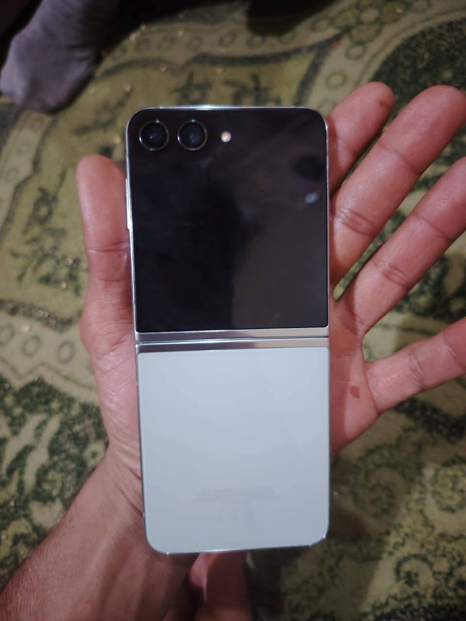 جهاز Galaxy Z Flip5 مكفول ما عده نمشه مشر عليه ويه صور  كامل ملحقاته وذا تريد تفاصيل اكثر انسخ اسمه وبحث عن يوتوب السعر 375 وبي مجال قليل ومتوازي عل بيعته مكاني النجف شارع المدينه رقمي ***********
