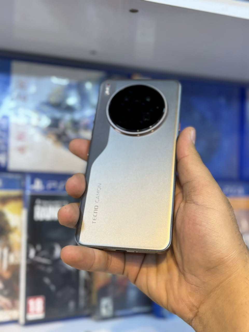 كومان ٤٠ برمير 5G مكفول شاحنه وياه جهاز بل جيس سعر خاص العنوان حله حي الامام رقم ***********
