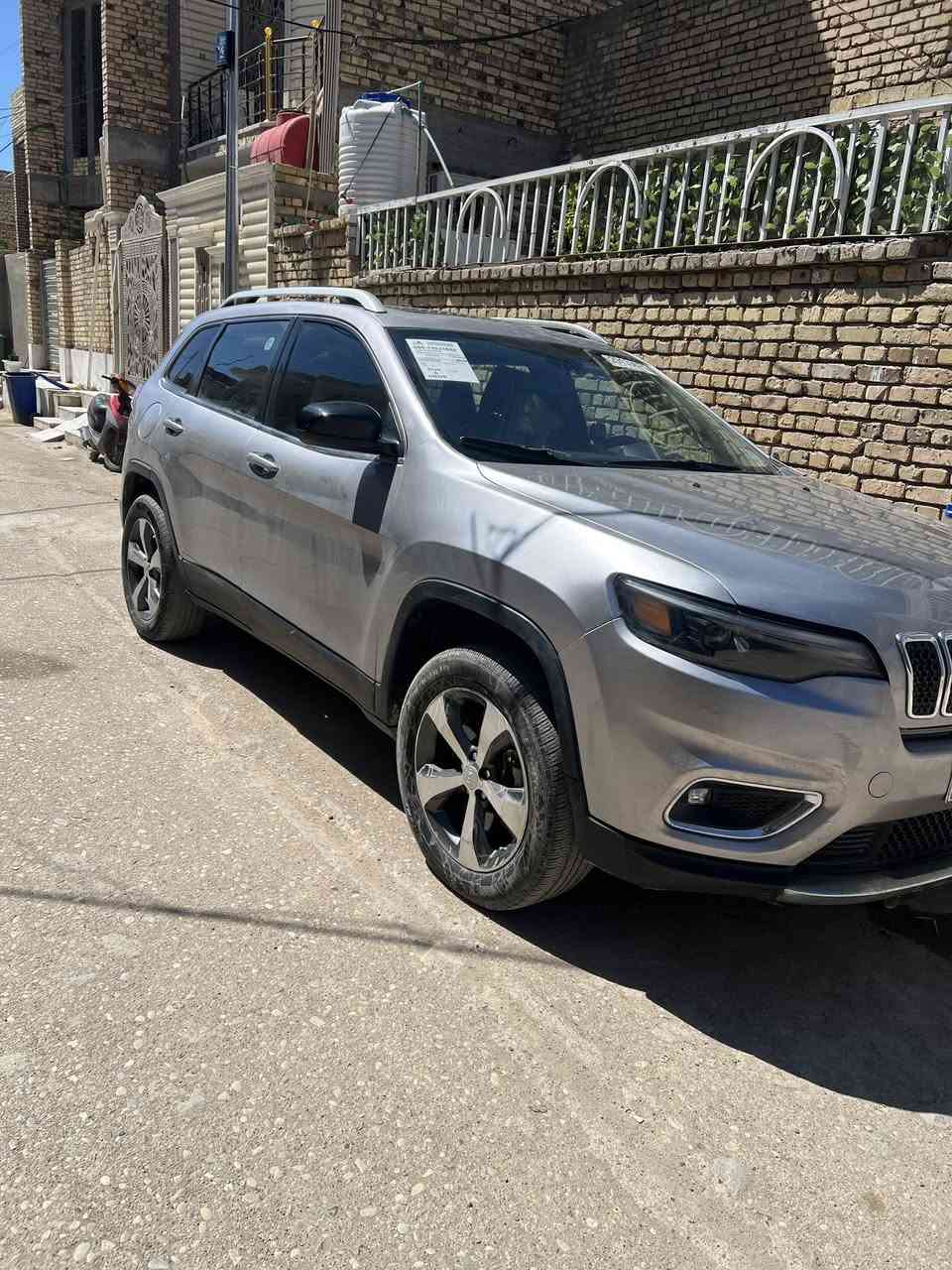 السلام عليكم جيب بزون فول فول مواصفات فور ويل او فتحه  دواخل جلد سياره جاهزه مكينه 6 سلندر بيه كم قطعه صبغ رقم بغداد بسمي  مكان السيارة بل العمارة 
بيع او مراوس  *********** سعر 128 بيه مجال قليل
