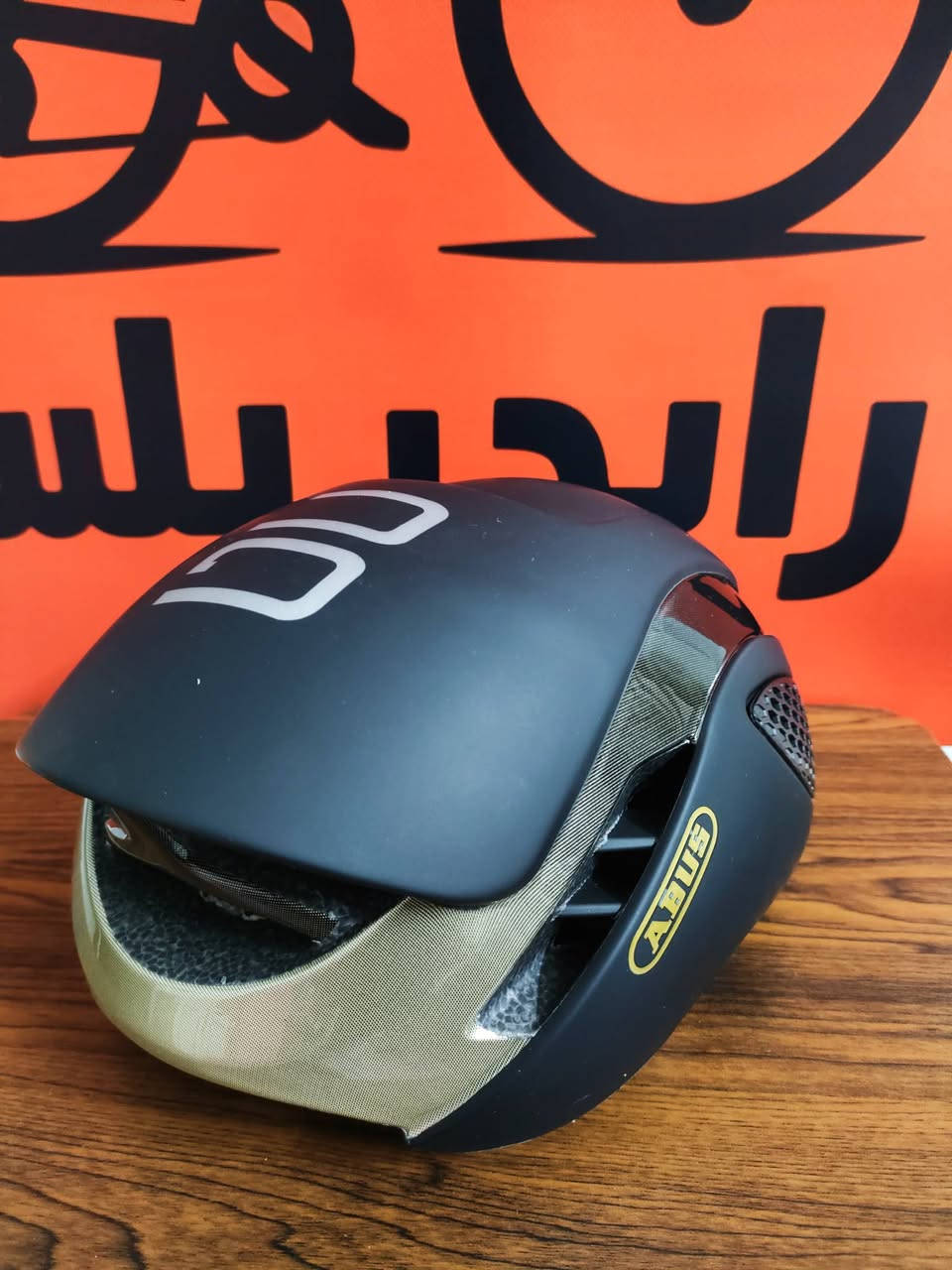 للفخامة عنوان 💪🏻🔥

الجميل ABUS متوفر هل مرة بلون تحفة مميز جدا ( اسود + ذهبي )😍💥

 ABUS GameChanger 

 فيما يلي بعض ميزاتها الرئيسية: 

مصممة بديناميكا هوائية متقدمة (تصميم متعدد المواضع) لتقليل مقاومة الرياح في جميع زوايا الرأس أثناء السباق. 

تتميز بتقنية التبريد بالهواء القسري (Forced Air Cooling Technology) التي توجه الهواء حول الرأس للحفاظ على برودة الرأس وراحته. 

مزودة بأحزمة FlowStraps الهوائية، والخالية من الرفرفة، واللطيفة على البشرة. 

تستخدم نظام تعديل Zoom Ace لضمان ملاءمة مثالية. 
تشتمل على بنية Multi Shell In Mold لتعزيز الأمان الممتاز .

متوفر توصيل سريع لباب بيتك لكل محافظات العراق! ⚡🚚

يمكنك الطلب الان عبر الصفحة 📩

للحجز: *********** ☎️

تابعونا ليصلكم كل جديد أول بأول! 💥

#رايدر_بلس
