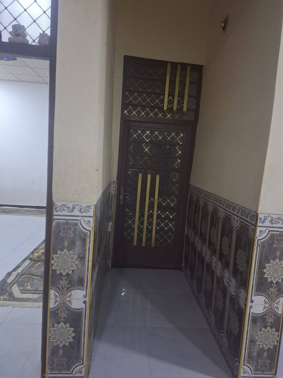 بيت للبيع 200 متر سند 25 بهرز حي شرطة طابقين بناء حديث الطابق الاول غرفتين وصاله وستقبال وصحيات والطابق الثاني اتلث غرف وصاله وصحيات سقوف ثانويه للطابقين الستفسار ع رقم ***********
