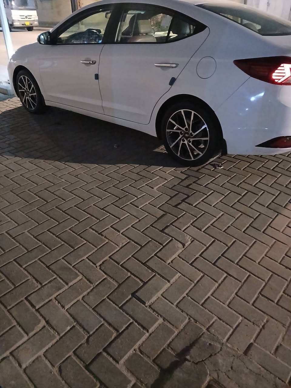 سلام عليكم النترا خليجي موديل ١٩شكل ٢٠  محرك 200 دوش بصمه تحكم تبريد خلفي فول موصفات 
بيها البنيد صبغ وبارد بحافت الباب وبارد بالداير 
ماشيه 140 محرك تبريد حداديه كلها جديده رقم بصره رقم مميز  السعر 140 وبيها مجال جدا قليل مكاني بالقبله ***********
