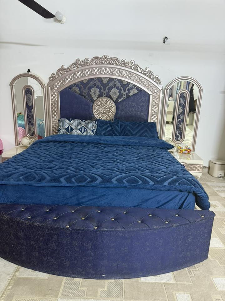 السلام عليكم 
غرفة نوم للبيع 
المكان بغداد حي الجامعة
***********
