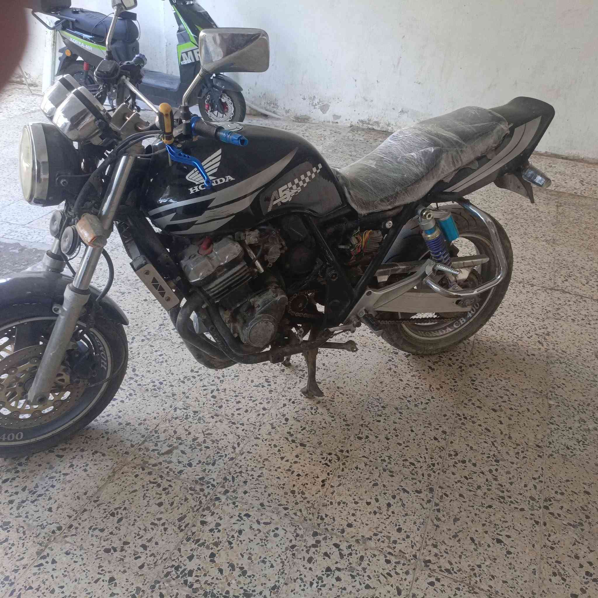 السلام عليكم دراجه سيبي 400 جيل الاول 16 ولف دراجه شغاله بس بيه شويه نقوصات للبيع فقط سعر 900 وبيه مجال بسيط تواصل واتساب ***********
