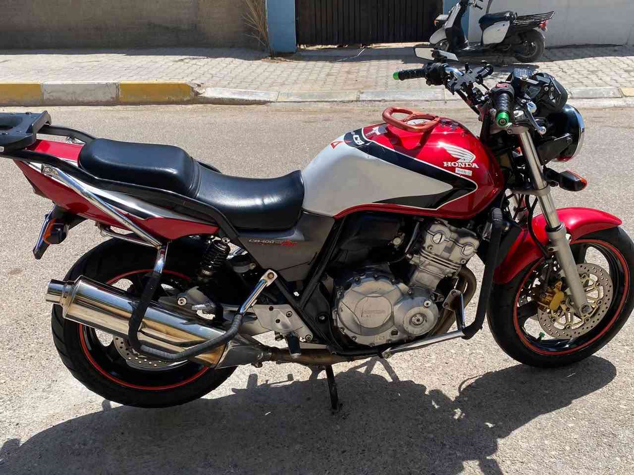 سلام عليكم اخوان العزاء CB400 نوزل موديل 2008 دراجة مال رنبة نازل من تميمي كفالة عامة علا وضع اليابان عليها اضافت كاسحة مازدة وتزويدات دراجة ناشفة مكينة كير كفالة تخم تاير الشراي يتصل *********** رجأ الي ميعرف قيمتها لايتصل تحياتي للجميع  عنواني ديالى
