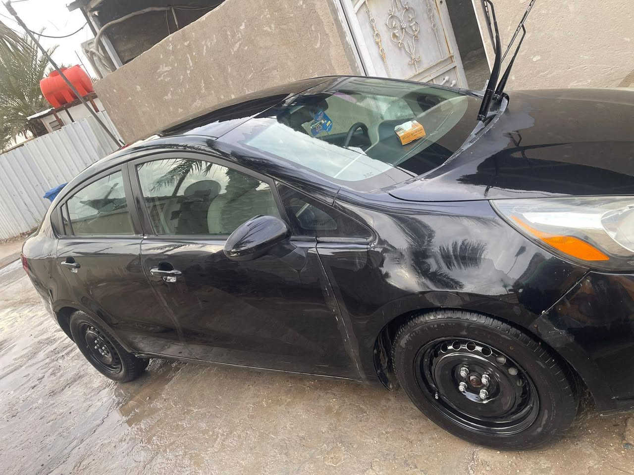 السلام عليكم كيا ريو 2014 محرك 1600بدون صبغ سيارة كلش نظيفة مال بيت ماشيه 79الف ميل ABS 4دسك بريك اربع تايرات جدد قبل  سبوعين شادهن صدر جديد سياره على وضع الشركة  تحويل ثاني يوم سنويا جديدة والسعر90 وبيها مجال قليل مكانها بغداد رقم التلفون ***********
