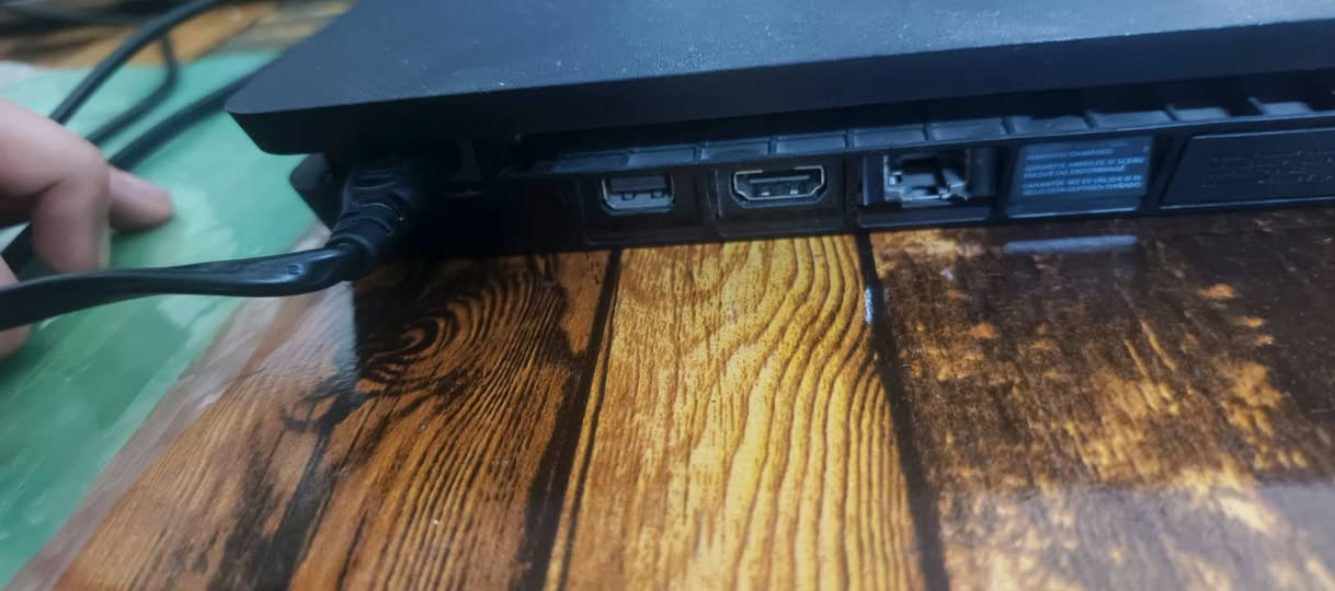 بلي فور سلم نص تيرا يدتين اصلية ومروحة وقرص كراند بي مشكلة بسيطة السحاب مال قرص يحتاج تنظيف او تصليح ***********
بغداد الرصافة
