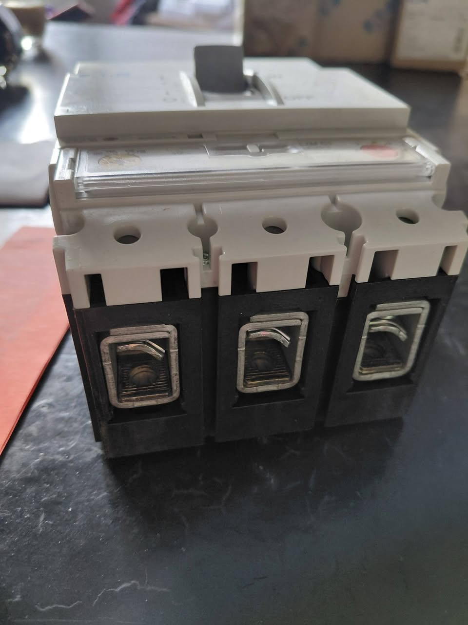 العنوان: قواطع كهربائية (MCCB) من شركة Eaton الأصلية - حالة الزيرو
متاح للبيع مجموعة قواطع كهربائية علبة مصبوبة من شركة  (سلسلة Moeller)، المنتجات Eaton جديدة تماماً وبالكرتونة ومعاها مسامير التثبيت وكتالوج التشغيل  

​الأنواع المتاحة:

​قاطع Eaton BZMD1-A50: تيار 50 أمبير، قدرة 15kA.

​قاطع Eaton BZMB1-A63-BT: تيار 63 أمبير، قدرة 25kA.

​المميزات:

​صناعة رومانيا بجودة عالية.

​مناسبة للوحات التحكم والمصانع.

​سهولة التركيب والصيانة.

​للاستفسار عن السعر أو طلب كميات، يا ريت تبعتيلي على الخاص أو تسيبي كومنت وهرد عليكي بالتفاصيل.

​01116724491


**إذا كنت صاحب هذا الإعلان وتريد حذفه لأي سبب، رجاءا أرسل رسالة إلى الدعم الفني**