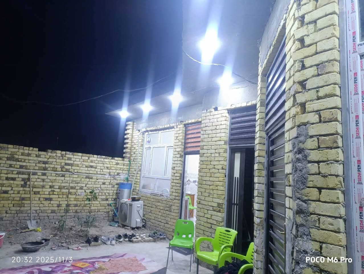 سلام عليكم اخواني بيت على حولي 6بيت عن شارع ابيعك 200م بي وصل من بلديه  رباط ارضي بناء طابوك وصب سقف بناء درجه اولى ماء وكهرباء ومجاري وخط مولد كامل بي نقص غرفتين وصاله لبخ وبياض وارضيه سعر مناسب شراي يتصل//***********
