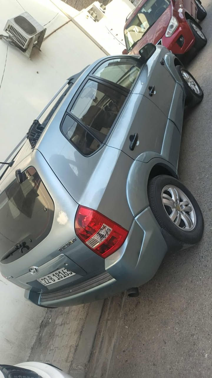 توسانه 2009 رقم اربيل بيه نص البنيد صبغ بدون ضربه وجاملغ امامي بيه شويه صبغ ولباقي كفاله ***********  مكان بصره سعره 10
