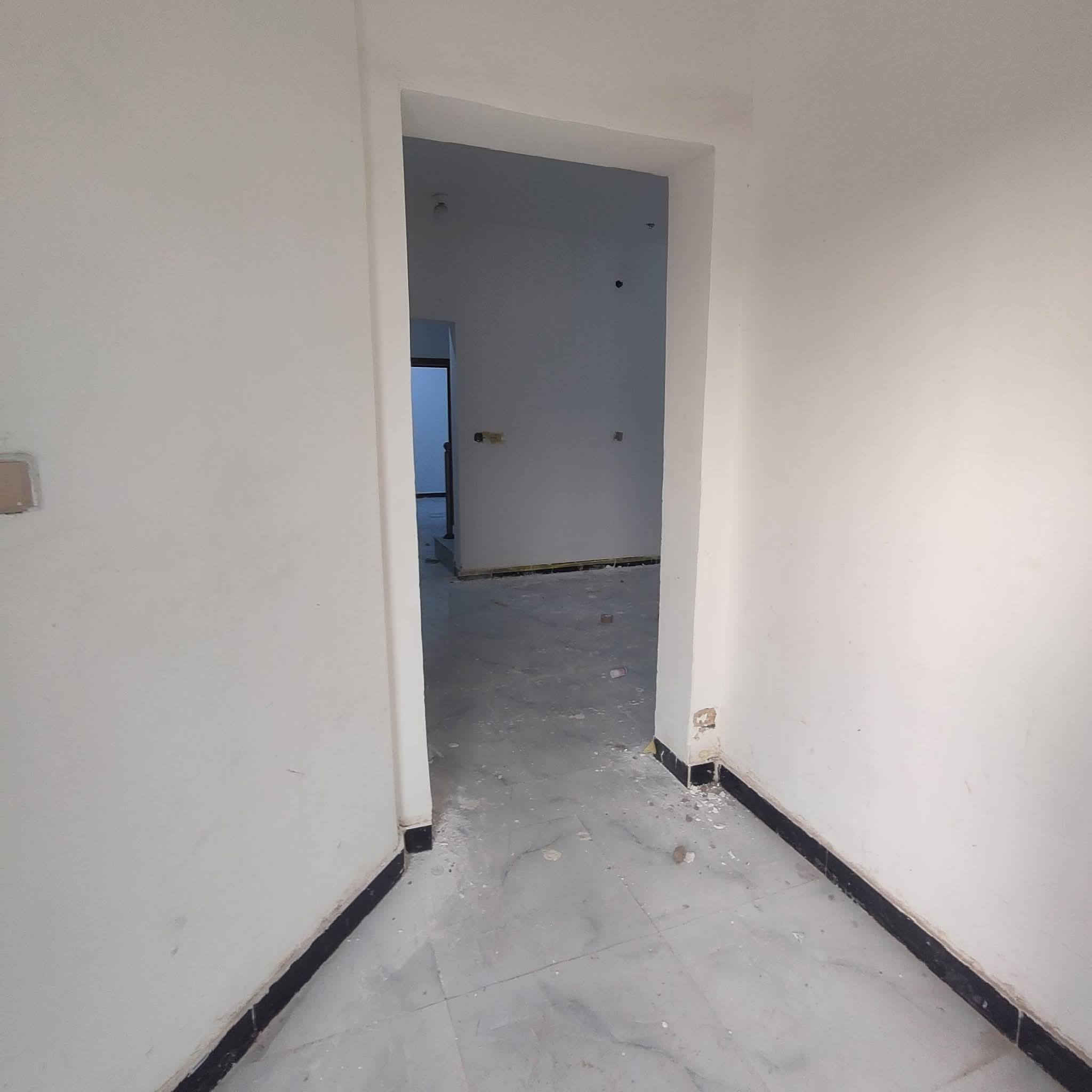 بمقدمه ٣٨ مليون مع المجال..
بيت جاهز للسكن فارغ حالياً ٢٠٠ متر..
الموقع مجمع بوابة المثنى السكني 
شارع ١٥ 
بصف الركن 
طابق واحد غرفتين وصاله ومطبخ وصحيات خارجية وداخلية وبراني وكراج..
مقدمه ٣٨ مليون 
طلب للدولة باقي ١٠٤ مليون تتحول باسم المشتري شرط جلب كفيل.. دفع شهريا ٥٤٨ الف 
للاستفسار 
***********
***********
أو زيارة مكتب المشرف للعقارات السماوة شارع الاسكان مقابيل صيدلية النورين رواد..
