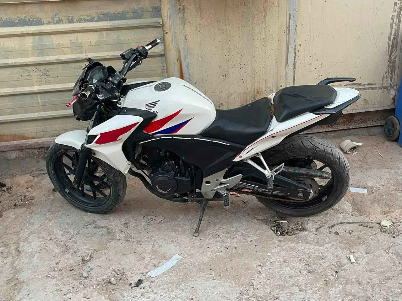 دراجة hondaCB500F من النوادر بل عراق
دراجه موديل 2016

مكينا مكفوله لا مفتوحه لا تنضح لا تنقص لا تبخر 
نقصها صالنصة 

دراجه وياها اوراق ٢ ستنساخ مالتها الاصولية 
داخله من شمال 
مكفوله من سرقه والانتر بول 
السعر ١٥ ورقه بيها مجال بسيط مستعجل ع بيعتها 
مكاني بغداد جكوك 
رقمي ***********
