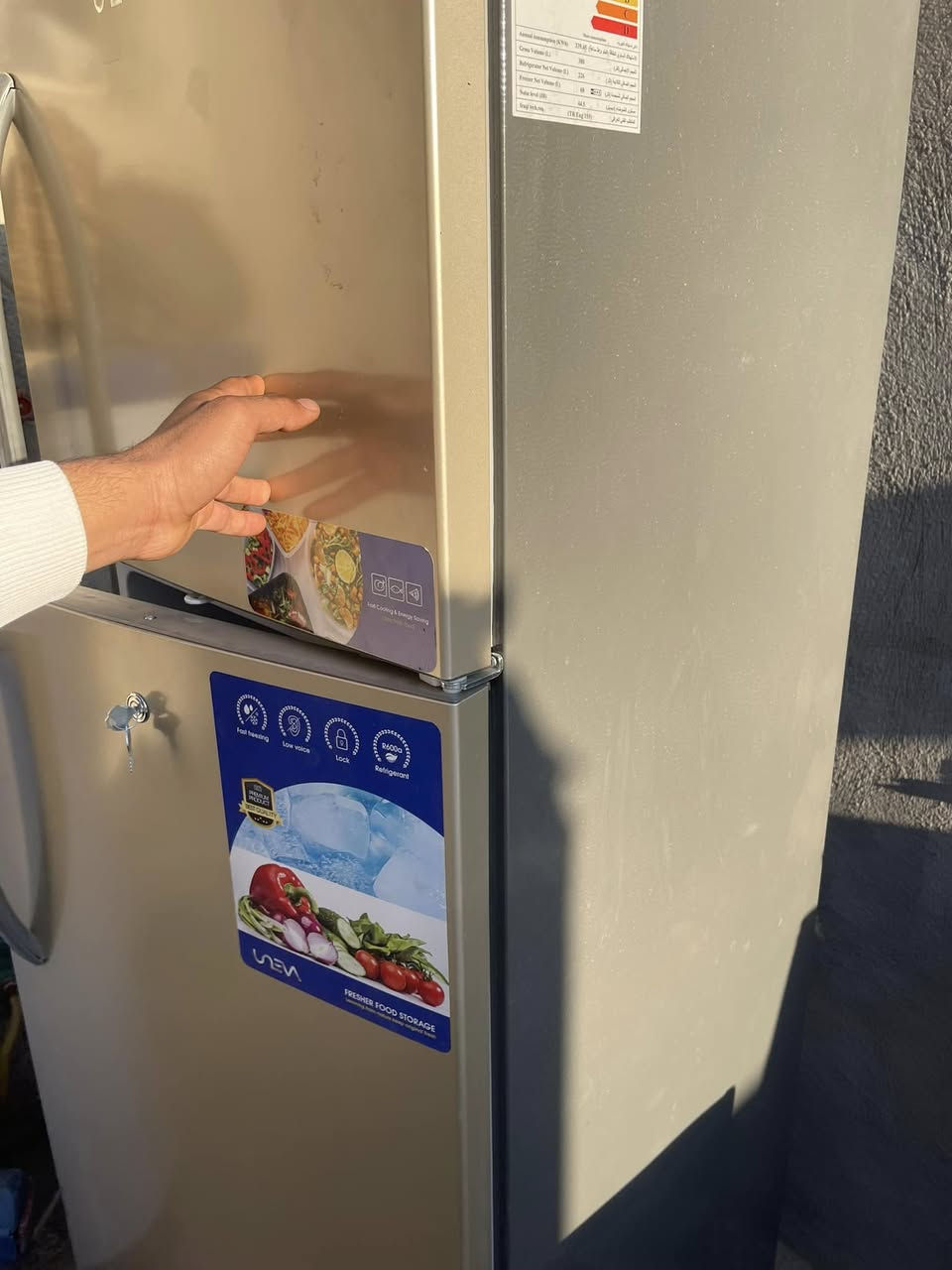 ثلاجه يونفا جديده استخدام جدا قليل بيها ضمان خمس سنوات 17قدم سعرها ٣٠٠ وبيها مجال *********** مكاني البياع
