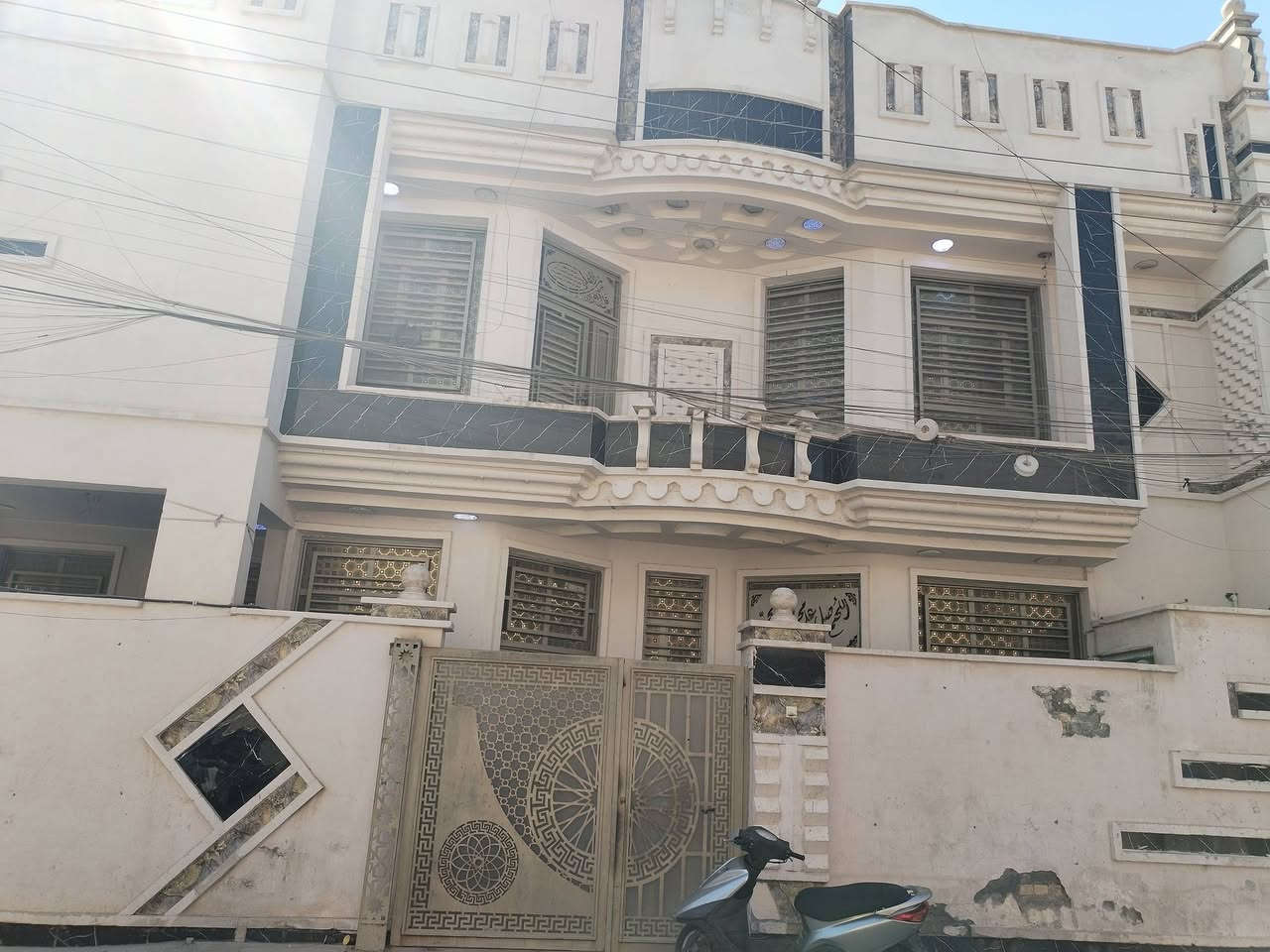 السلام عليكم عندي بيت 140 متر
ركن بكفائات العبيدي بشارع 50

للايجار يحتوي الطابق الأول صاله استقبال مطبخ صحيات

الطابق الثاني اربعه غرف نوم مع صحيات وصا

 ***********له

