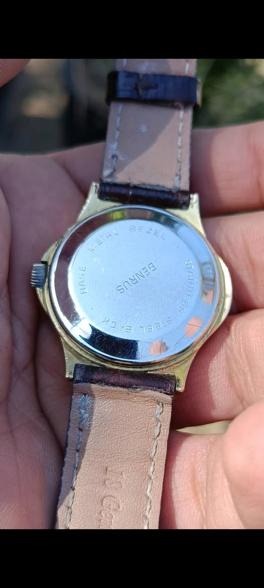 ساعة بينروس اوتوماتيك 
انتاج السبعينات 
الولايات المتحدة الأميركية - المانيا 
قطر ٣٨ ملم
مينا كاروهات صدفي لوك
دي ديت
نظافة جيدة جدا
السعر ١٨٠ الف


**إذا كنت صاحب هذا الإعلان وتريد حذفه لأي سبب، رجاءا أرسل رسالة إلى الدعم الفني**