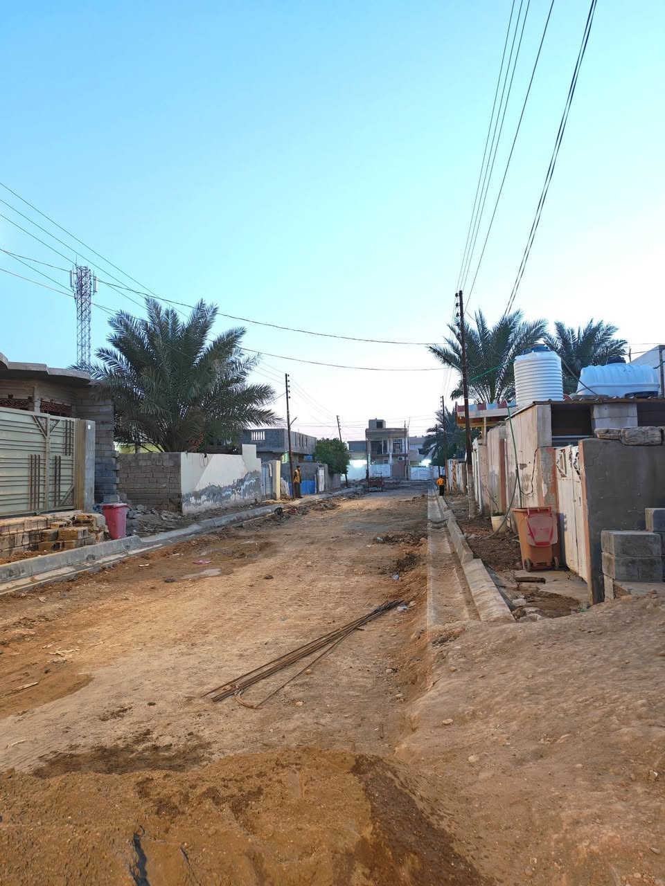 #للبيع دار سكن طابو صرف مطلوب للإسكان 

#الموقع بلور مقابل جامع الشيخ ثاير داخل الفروع
كل الخدمات متوفرة والتبليط هذه الايام ان شاء الله 

#المساحة ٢٤٠ متر
الواجهة ١٢
النزال ٢٠

#المحتويات البيت طابقين
٣ غرف نوم طابق ارضي وغرفتين نوم طابق ثاني
وباقي المحتويات هول إستقبال كلدور مطبخ وصحيات داخل وخارج
البيت بي نواقص منها أرضية وتقفيل ماء وكهرباء
والصور موضحة كلشي
#ملاحظة البيت مطلوب للأسكان ٤٢ مليون تتحول عليك بقسط شهري ٢٢٠ الف
وسعر البيع المطلوب مقدمة ٥٣ مليون
 #للتواصل مع الرقم
***********
