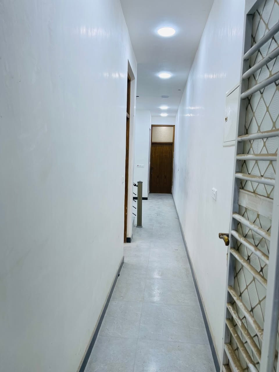 السلام عليكم بيت 100 متر كامل سند 25 بي قرار بناء جديد ممسكون بي غرفتين نوم طابق ونص فوق غرفه ومساحة درج وحمام 
الكرغوليه مقابيل ماركت الهدى 
مقابل المدارس 
ماء كهرباء خير من الله 
***********
