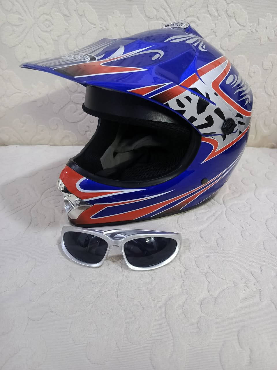 السلام عليكم
من رخصة الادمن المحترم/خوذة دراجة مع نضاره/ البيع غير مستعمله/ سعر 45 / عنوان نعمانية / ***********
