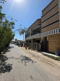 هذه صور البيت  البيت يصير ثاني بيت عن الشارع العام للبعيثه  البيت مساح...