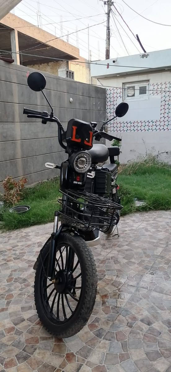 دراجه شحن جديده مستعمل اقل الشهر اربع بطاريات كبار حجم الملف.1000w... سرعات 3 
سرعته 60 شاشه تعرضلك الاعطال بصمتين وسويجين  قفل بريك انضمة سرقه مابيه اي نقص ترايك وين ما اتريد
  سعره 500 الف.        ***********
