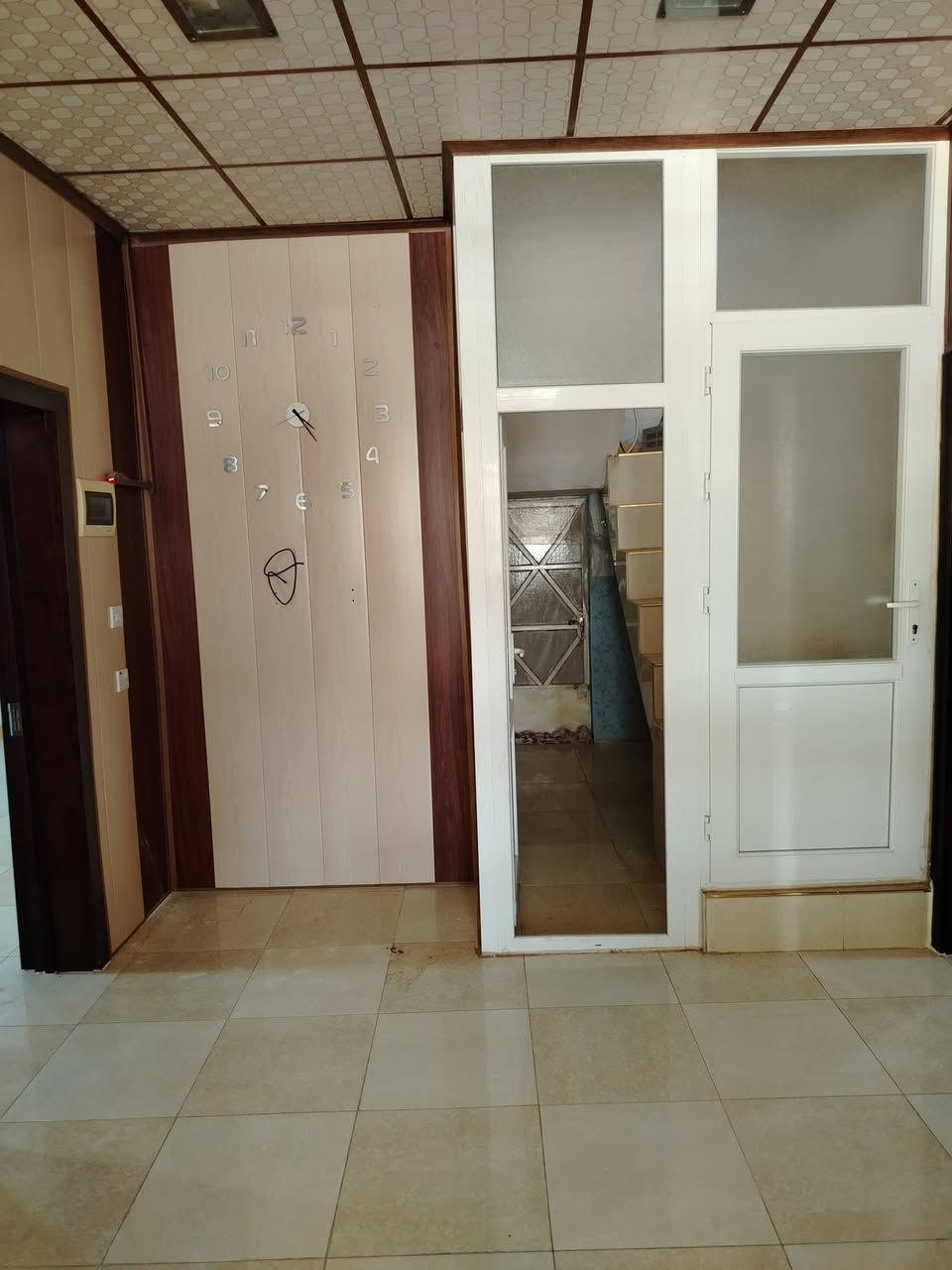 سلام عليكم
بيت للبيع اركوازي كيعان وريا فول سيراميك

مساحه البيت ٢٤٠ ركن / ع سايدين 

خدمات فول تبليط مجاري خطين ماي 

غرفتين نوم / هول / استقبال / مطبخ حار بارد /

صحيات داخليه خارجيه / حديقتين / كراج /

السعر 57 بي مجال 

اللاستفسار ***********
