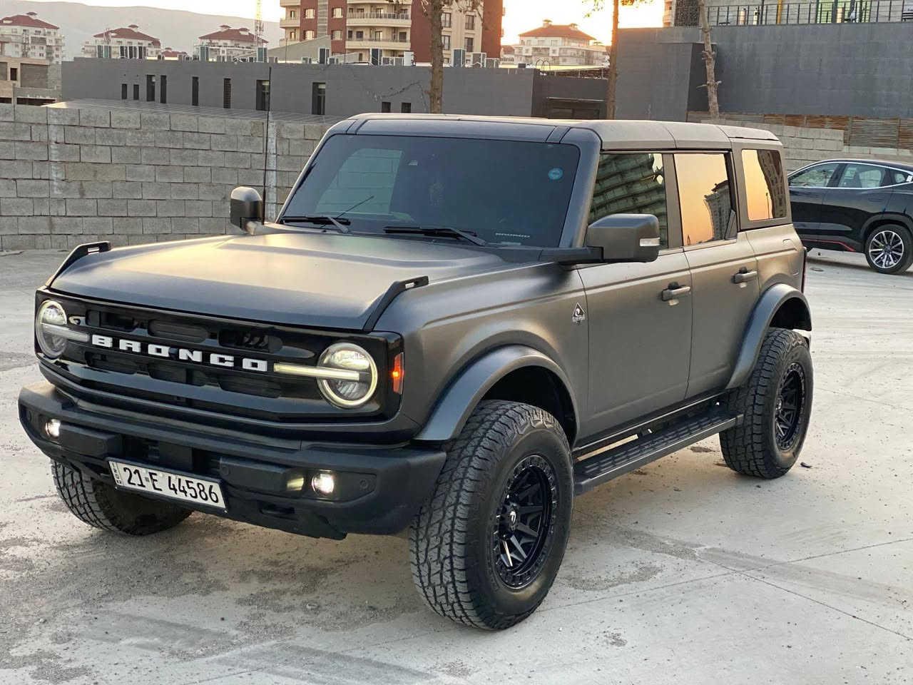 Ford bronco 2023 V6  Awd ***********
الون نفطی .6سلندر تیربو المواصفات 3 دکن . فول بصمة . بعد تشغیل .شاشە کبیر.  کشانت هیتر . ٥ کامیرات . رادار امامی . Ppf ضمان 3 سنة . رقم بسمی سنویة 2029 جدید . بابین سکن صبوغ و جاملخ خلفی صبوغ بدون دواخل 
سعر 320$$ مکان سلیمانی السليمانية, العراق

