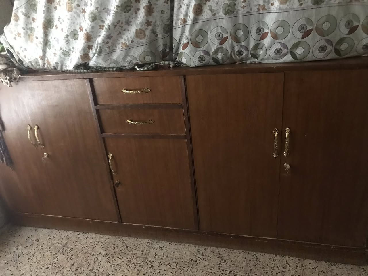 تخم قنفات مع كاونتر مع بوفية للغراض مع سرير للاولاد للاستفسار الاتصال على الرقم ***********
