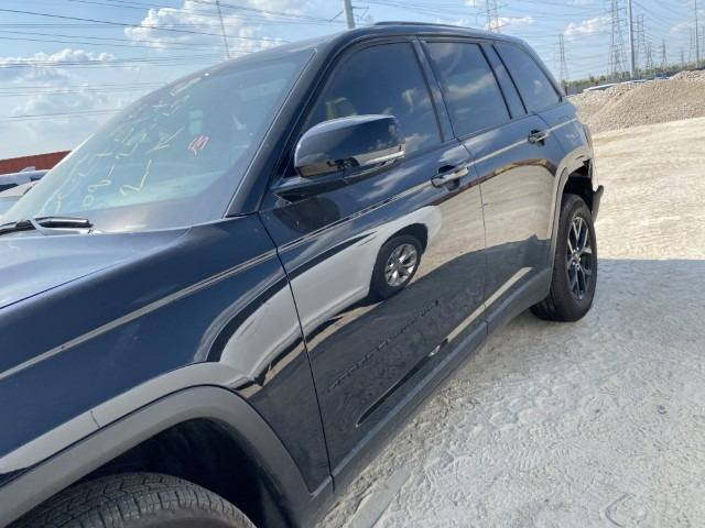 جيب كراند شيروكي التديود موديل 2025
1.  محرك 6 سلندر 3600 
2. فتحة سقف 
3. ماشيه 700 ميل فقط بحالة ( الزيرو ) 
4. كشن تدفئه 
5. هيتر ستيرن 
6. صندوق كهرباء
7. شحن واير ليس 
8. كشاف امامي لد بلادي 
9. كشنات جلد وشاموا
10. اوتو هولد
11. اطفاء ذاتي
12. رادار 360 درجه
13. نقطه عمياء
14. حساسات اماميه وخلفيه
15. تحديد مسار 
16. رادار تصادم امامي وخلفي 
17. كامرا خلفيه دواره 
18. گير ماوس 
19 صور الحادث موجوده بالمنشور 
20. بچم كبس ع وضع الشركه 
21. السيارة رقم بغداد  (  مميز ) 
22. العنوان بغداد/ حسينية الراشدية
اي استفسار رقمي  ***********
