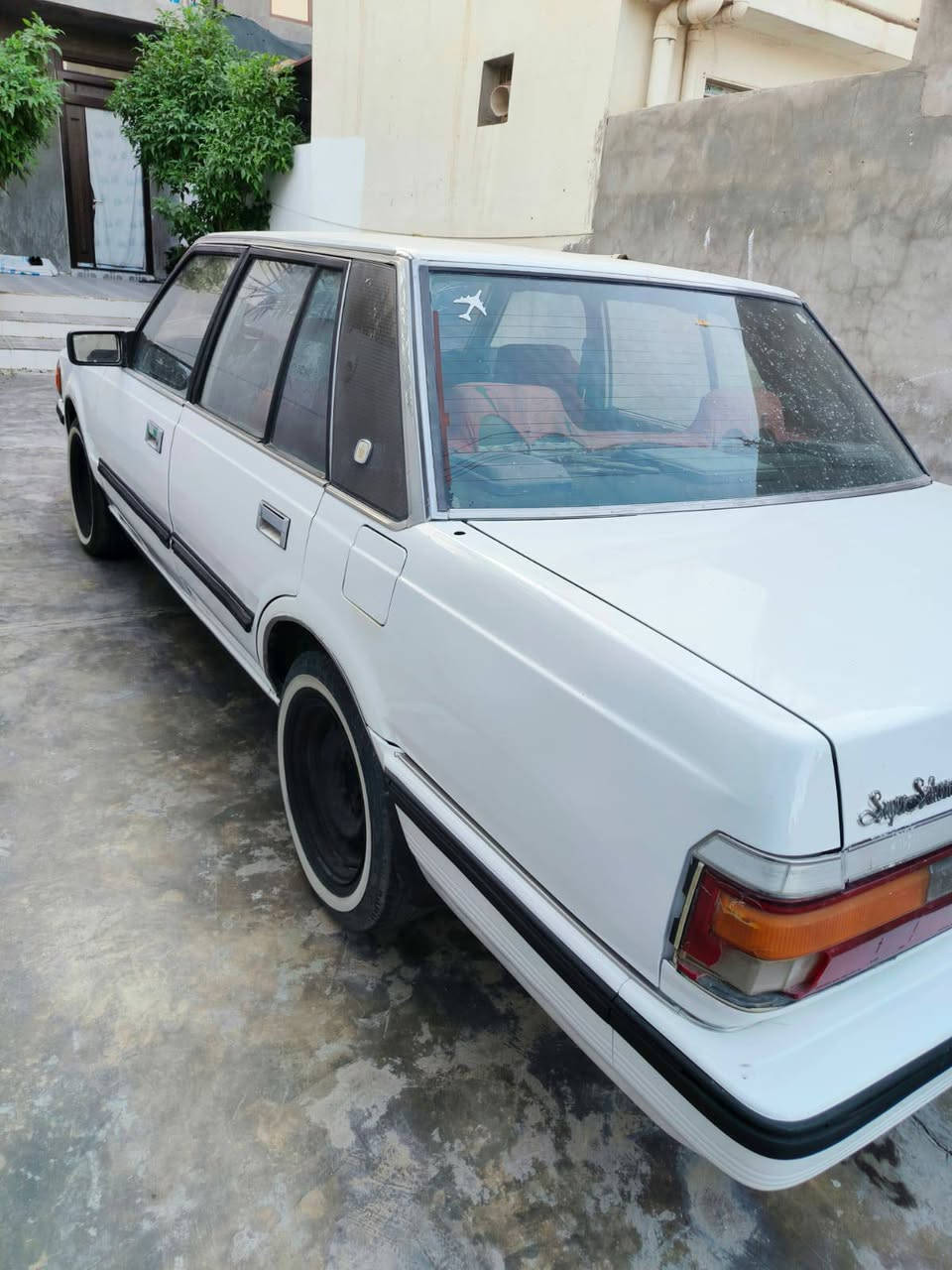 السلام عليكم  سياره سوبر موديل 1985 للبيع رقم دولي مكينه وكير ففتي تبريد شغال تدفئه مامربوطه بس تربط الصونداة بيه ضربه بالصفحه وراجعه مابيه شي السعر ٤٥ ورقه المكان ديالى الرقم ***********
