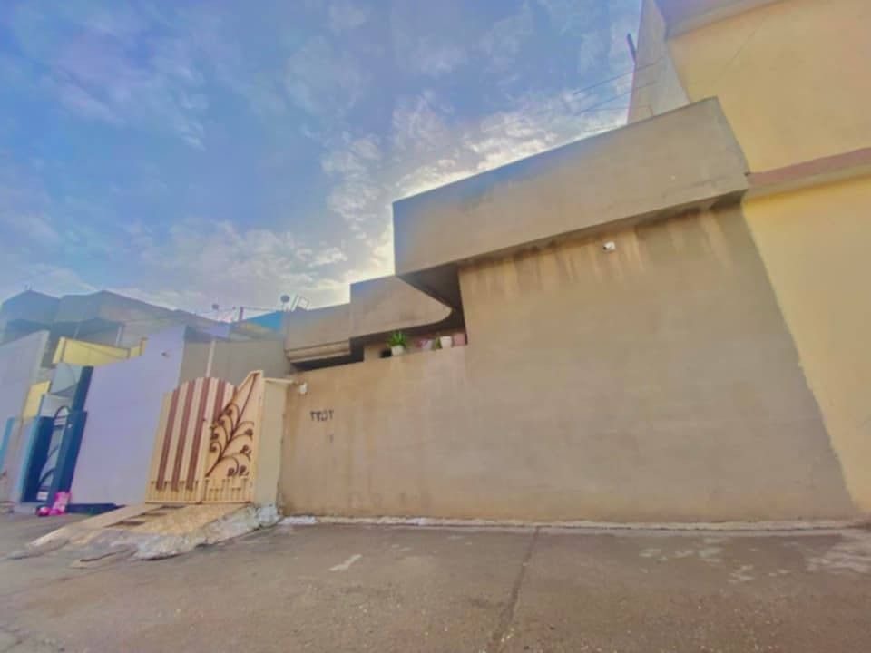 🏠 لـلبـيع : نظيف ومرتب
📐 مـساحـة : 120 ²
📍الـمـوقـع : حـي الزهـراء قرب جامع حبيبنا المصطفى موقع مميز
🧾الطابو : ملك طابو الزهور  شرط التحويل
🏬 التفاصيل: يـحتـوي
غرف 2 غرف نوم_ استقبال _صالة و
ترك 2 _مطبخ _حمام صحيات _بيتونة 
و كراج سيارة 
خدمات كاملة ماء كهرباء
سعر85 مليون بي مجال
للستفسار واتساب كورك
***********
***********
