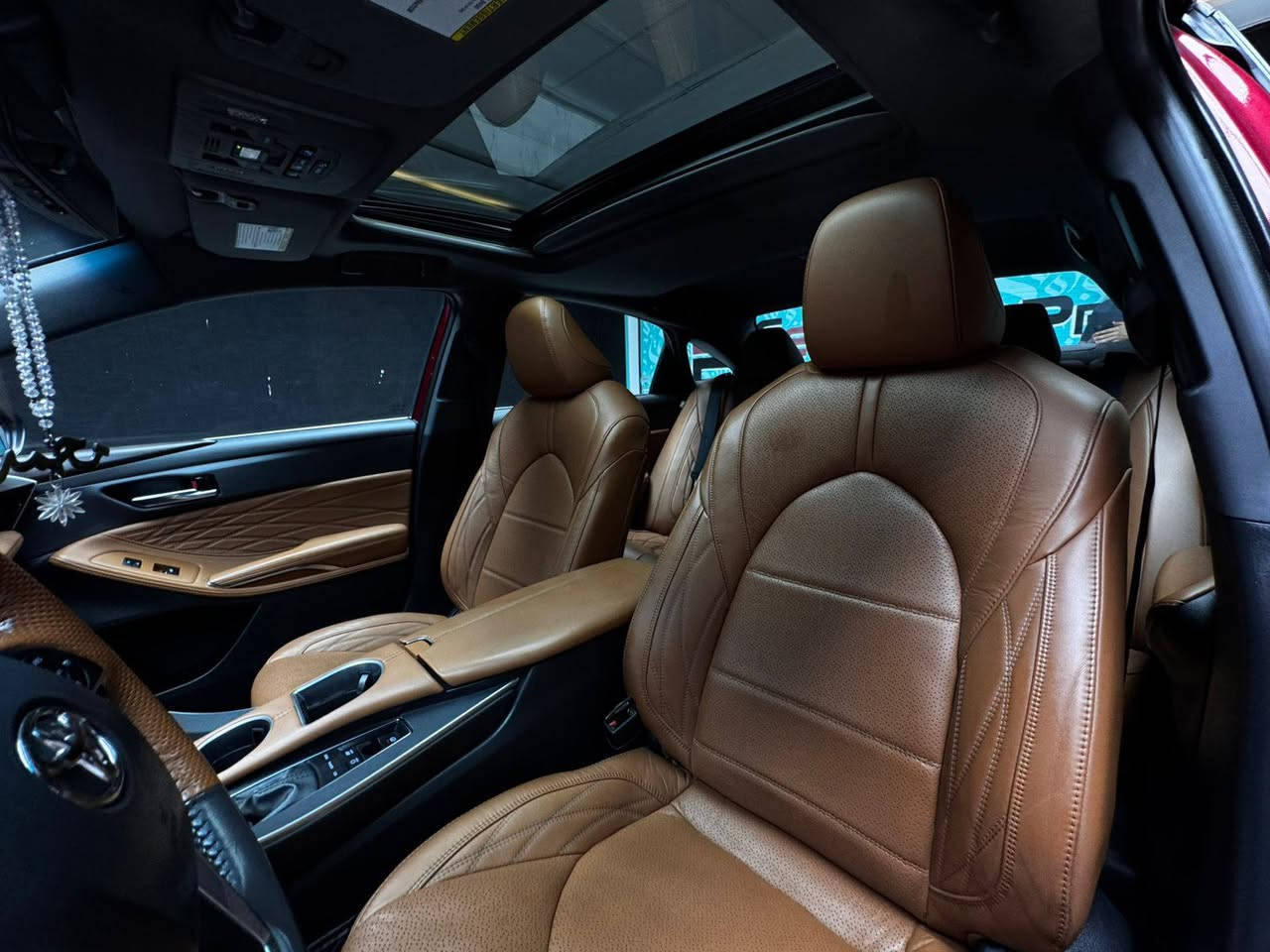 كربلاء الاسكان 
🚗 للبيع: تويوتا أفالون 2022 Limited فل أوبشن – هايبرد

 • المحرك: هايبرد 4 سلندر، 2.5 لتر
• رقم بغداد بأسمي تحويل ثاني يوم
 • الممشى: [45,000 km] كم
 • اللون الخارجي:  احمر
 • الداخلية: مقاعد جلد فاخرة
 • فتحة سقف
 • تحكم أوتوماتيكي مزدوج للمناخ
 • شاشة لمس مع Apple CarPlay & Android Auto
 • نظام صوت JBL مميز
 • نظام ملاحة (Navigation)
 • مثبت سرعة ذكي (Adaptive Cruise Control)
 • تنبيه عند الخروج عن المسار مع المساعدة بالتوجيه
 • مراقب النقاط العمياء
 • كاميرا خلفية وحساسات أمامية وخلفية
 • مقاعد أمامية مدفأة ومبردة
 • مقاعد كهربائية مع خاصية الذاكرة
 • دخول ذكي وتشغيل بزر (Push Start)
 • جنوط ألمنيوم أصلية
مكلف بالنشر 

📞 للاستفسار: *********** واتس
