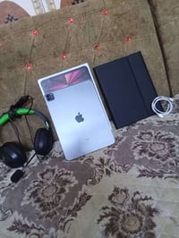 ايباد ١١ برو • نضافه ١٠٠٪ • كامل ملحقات