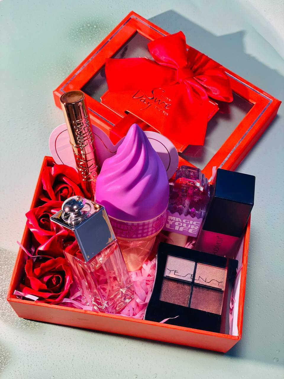 دلعيها ببوكس "كل الحب" ❤️✨
​جمعتلج (عطر، مكياج، ودلع) في بوكس واحد يختصر كل الكلام. هدية فخمة، ريحة تجنن، وتفاصيل تخلي القلب يذوب 😍💄
​ليش تختار هالمنتج؟
​🌸 عطر أنثوي ناعم ومميز.
​💄 باليت مكياج بلمسة احترافية.
​🎁 تنسيق رومانسي يواجه كهدية.
​💌 كارت إهداء بعبارتك الخاصة.
​سوي الـ "Tag" لشخص تريده يهديك هالجمال، أو اطلبه الآن قبل نفاذ الكمية! 💌👇
متوفر خدمة توصيل 

#هديا_نسائي #ميك_اب #بوكسات_هدايا_نسائي


**إذا كنت صاحب هذا الإعلان وتريد حذفه لأي سبب، رجاءا أرسل رسالة إلى الدعم الفني**