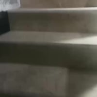 يوجد شقة  طابق اول   تحتوي علئ  2 غرف 2 حمات. نظام اسويت  مطبخ مع هول ...