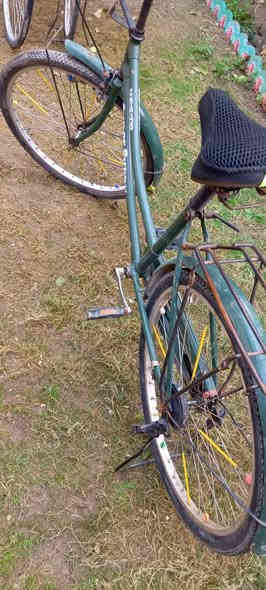 السلام عليكم  متاح بايسكل حجم 26 فول نضافه مكاني ديالى شهربان الاحمر السعر 50 ***********
