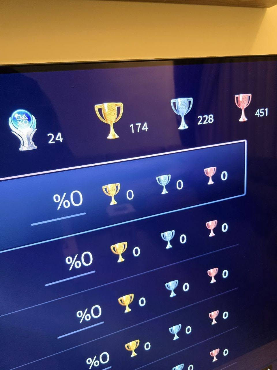 سلام عليكم بلي فايف للبيع 

ذاكرت البلي 1825  هوه يجي ذاكرته 825 واني ضايفله جهاز هارد 1 تيره وصيت عليه من امزون سعر الهارد وحده 170 الف 

1 البلي ويا سماعه هايبركس كلاود 3 
2 جوستكات عدد 3 
3  ويوبي اس حجم 3500  
4 ويا شاشه ips اسوس 120 فريم فول HD
5  حساب بي اكثر من 50 لعبه مملوكه دائميه 

1 مودرن ويرفر 3 
2 بلاك اوبس 6
3 جي تي اي 5
4 بتل فيلد 6 
5 بتلف فيلد v 
6 بتل فيلد 1
7 فورزا هورايزون 5 
8 فيفا 25
9 مودرن كومبات X
10 رزنت ايفل 7
11 رزنت ايفل 8 
12 كودفور 5 
13 ريدد ردمشن 2 
14 بتل فيلد 2042
15 بتل فيلد 4 
16 رزنت ايفل 13 
وبعد بي هواي العاب ما ذكرهن  وجميع الالعاب مملوكه ودائميه 
وشتراك اونلاي الفاخر سنوي اتوقع بقي بي 5 اشهور 

لفل الحساب 247  بي 24 تاج بلاتينيوم حساب متعوب عليه من 2016

البلي مع الشاشه مع الحساب ومع اليو بي اس ومعه الجوستكات  وجميع ملحقاته  

سعر : مليون و 100
مكاني : كربلاء طويريج 
رقم الهاتف : ***********
