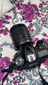 نيكون ٧٢٠٠ • شتر ٣٠٠٠٠ • بطارية إضافية