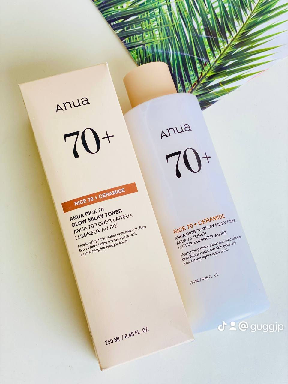 ✨تونر أنوا رايس 70 جلو ميلكي (Anua Rice 70 Glow Milky Toner) تونر حليبي خفيف الوزن مصمم لترطيب وتفتيح البشرة. يحتوي على مكونات رئيسية تساعد في تحسين ملمس البشرة وتعزيز حاجزها الواقي. 🌾

🍚الميزات والفوائد الرئيسية:-
✔️ يوفر التونر ترطيباً مكثفاً بفضل مكونات مثل حمض الهيالورونيك والبانثينول والبيتين، مما يترك البشرة رطبة ومنتعشة دون إحساس لزج.
✔️يحتوي المنتج على 70% من ماء نخالة الأرز والنياسيناميد والأربوتين وفيتامين C، وهي مكونات معروفة بقدرتها على تفتيح البشرة الباهتة وغير المتساوية اللون.
✔️ تساعد السيراميدات (Ceramide NP, AP, EOP) والبروتينات الموجودة في التركيبة على تقوية حاجز الحماية الطبيعي للبشرة ومنع فقدان الرطوبة، مما يجعله مناسباً للبشرة الحساسة والمتهيجة.
✔️ التركيبة خالية من العطور ومُختبرة من قبل أطباء الجلد، وهي غير مسببة للكوميدوغينيك (لا تسد المسام)، مما يجعلها مناسبة للاستخدام اليومي لجميع أنواع البشرة، بما في ذلك البشرة الحساسة والمعرضة لحب الشباب.
#الاصلي المنشأ كوريا 🇰🇷💯
السعر ١٥ الف 
🚘يوجد خدمة توصيل لجميع محافظات العراق ٤ الاف🚘


**إذا كنت صاحب هذا الإعلان وتريد حذفه لأي سبب، رجاءا أرسل رسالة إلى الدعم الفني**